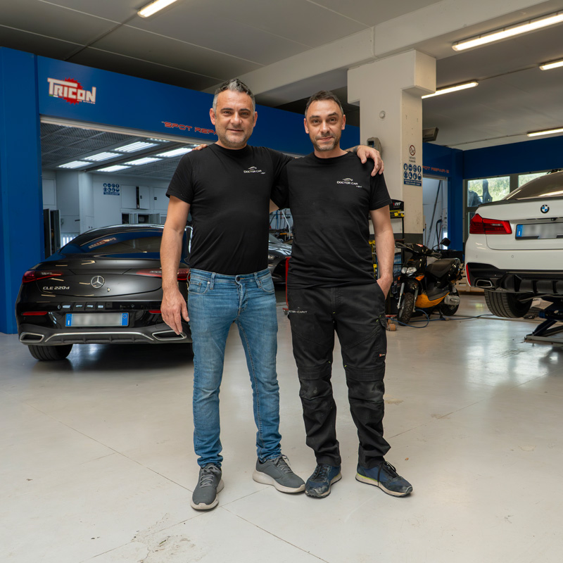 Giuseppe e Manu, titolari di Dr Car Castelplanio, punto di riferimento per la vendita auto, il noleggio e i servizi di carrozzeria